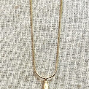 Collar en acero inoxidable dorado.