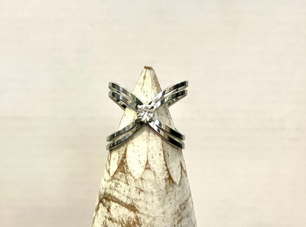 anillo en acero plateado sobre expositor-Mariposazul