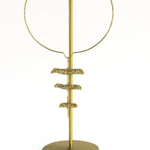 Colgante dorado acero elegante sobre expositor de joyas metálico