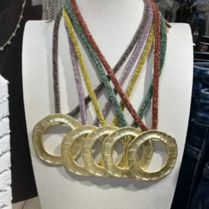 Collar con colgante dorado Aro y cordones de colores sobre expositor blanco