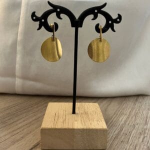 Pendientes Anna colgados en soporte decorativo, aros dorados de acero inoxidable con acabado mate