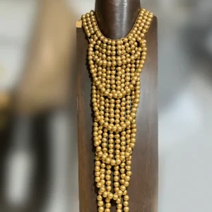 Collar Queen de cuentas de madera en varias vueltas sobre expositor de madera oscuro