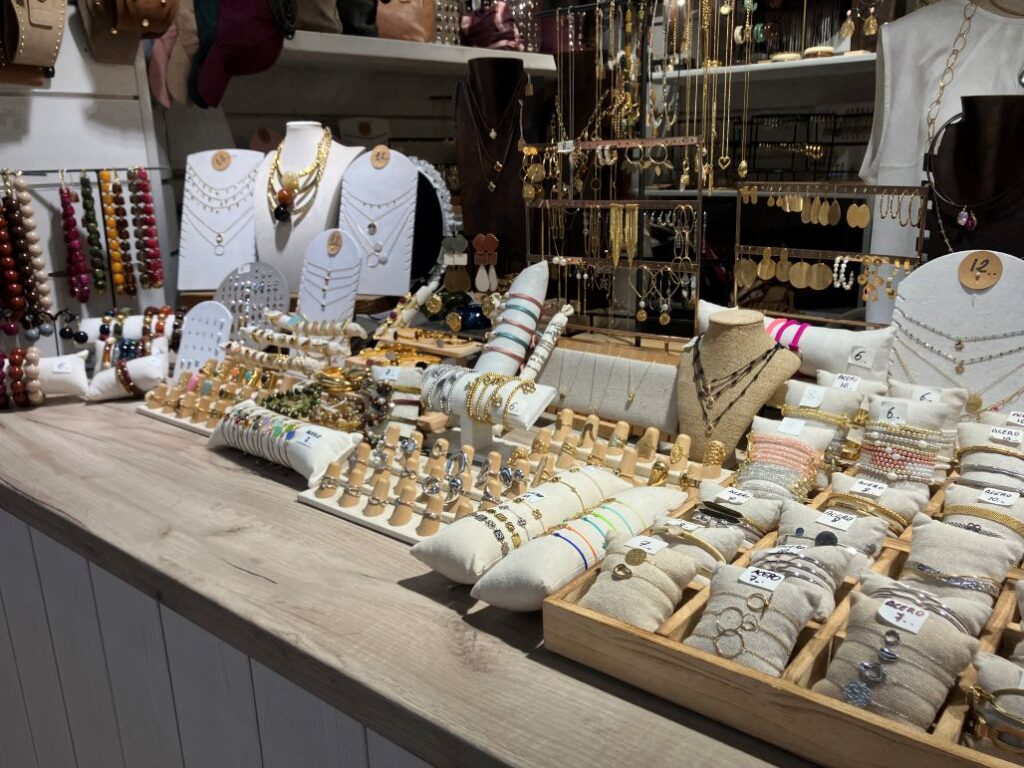 mostrador con bisutería de Mariposazul, en el Mercat de Sant Antoni