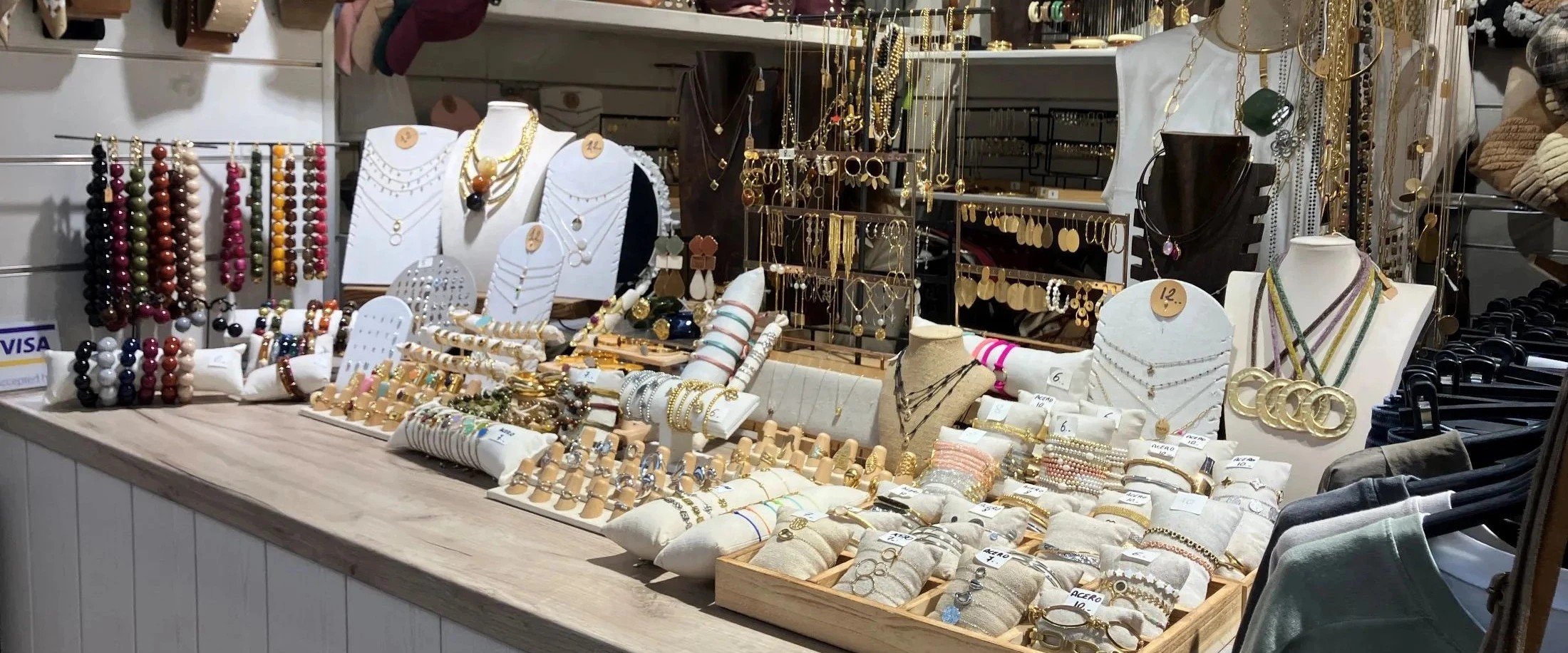 mostrador de bisutería Mariposazul, en el Mercat de Sant Antoni, paradas 188-189