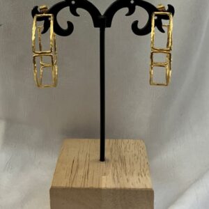 Pendientes dorados geométricos “Jeena” de Mariposazul, diseño artesanal con eslabones rectangulares, disponibles en el Mercat de Sant Antoni de Barcelona.