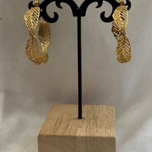 Pendientes dorados hoja “Lauren” de Mariposazul, diseño elegante inspirado en la naturaleza, disponibles en el Mercat de Sant Antoni de Barcelona.