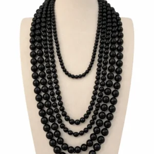 Collar Aire de resina negro sobre busto, diseño elegante de cuentas brillantes