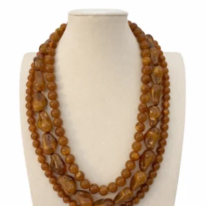 Collar resina Melanie de Mariposazul en tonos ámbar sobre busto, diseño elegante